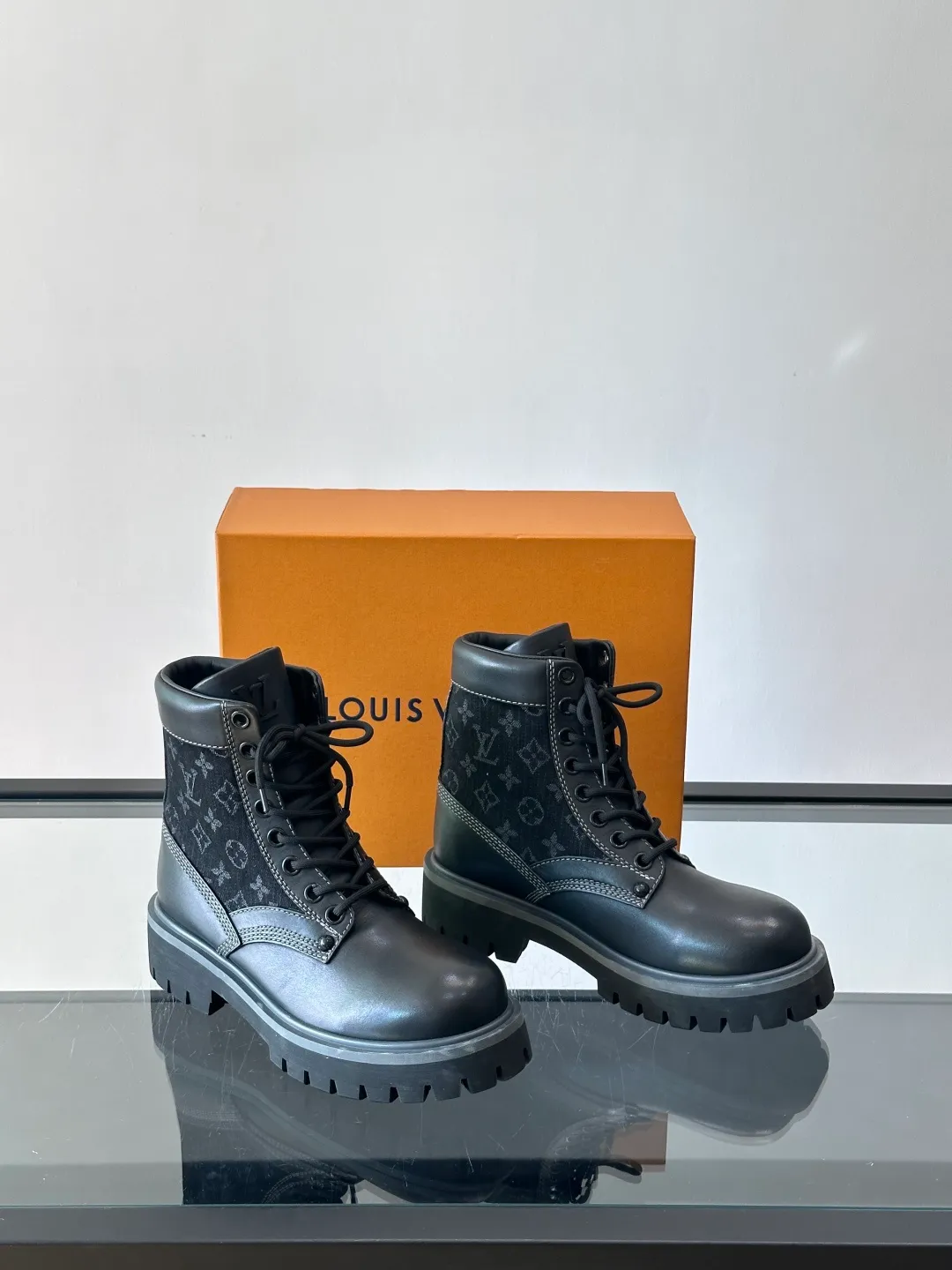 [L Home] Top P: 920💰 Size: 39-44 (45 can be customized) LOUIS VUITTON Louis Vuitton ss25 LV Donkey brand new thick-soled lace-up big-toe shoes men's casual shoes high-top short boots. These boots are crafted from top-grain calf leather for a lightweight and comfortable fit. The thick EVA outsole is embellished with eye-catching ridges, and the trendy attitude of being both strong and soft makes it an everyday choice. ✔Upper: imported first-layer cowhide ✔Lining: cowhide ✔Outsole: original molded outsole